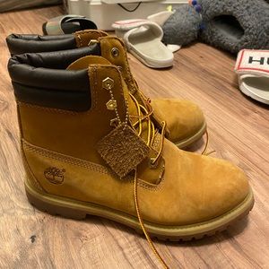 Butter Timb Boots . Size 8.5